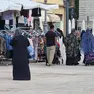 Famiglie di origine straniera in centro durante il mercato settimanale (foto Katia Bonaventura)