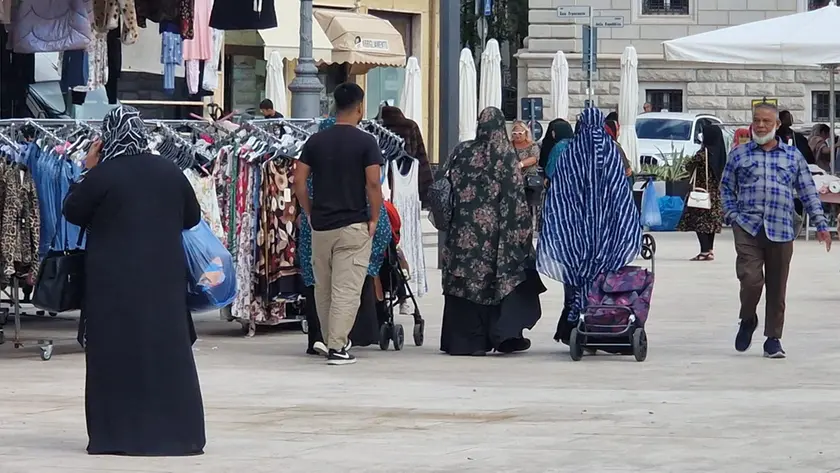 Famiglie di origine straniera in centro durante il mercato settimanale (foto Katia Bonaventura)