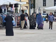 Famiglie di origine straniera in centro durante il mercato settimanale (foto Katia Bonaventura)