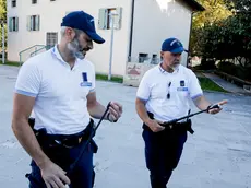 Gli agenti mostrano i nuovi bastoni Katia Bonaventura
