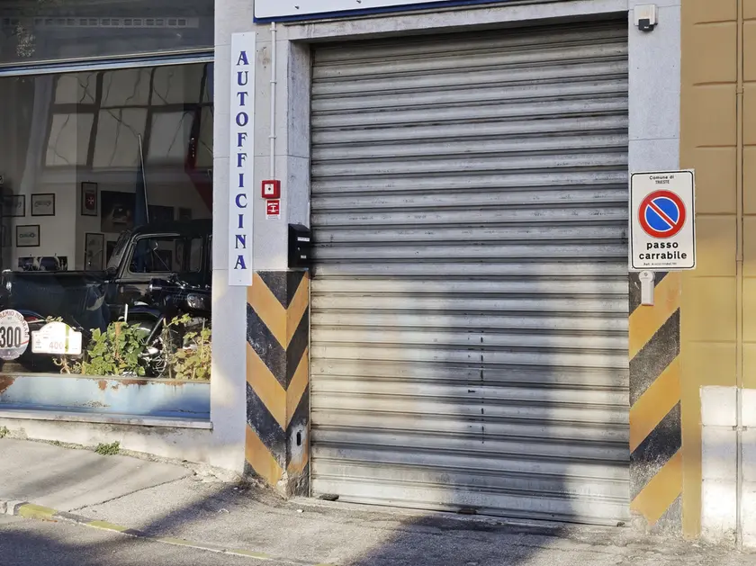 L’esterno dell’officina (foto Andrea Lasorte)