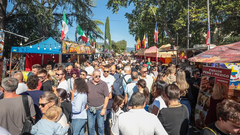 La città affollatissima per Gusti di frontiera (fotoservizio Daniele Tibaldi)