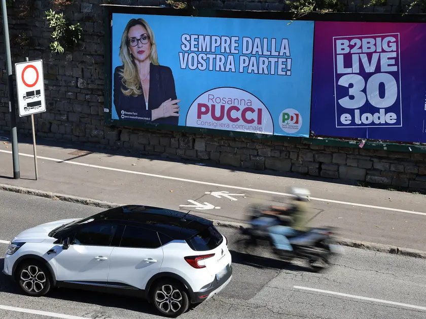 Uno dei manifesti della consigliera comunale Rosanna Pucci (foto Andrea Lasorte)