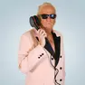 Luciano Gaggia, 65 anni, dj professionista dal 1986, che dopo aver lavorato nei locali di mezzo mondo ha deciso di dedicare parte del suo tempo agli ospiti delle case di riposo