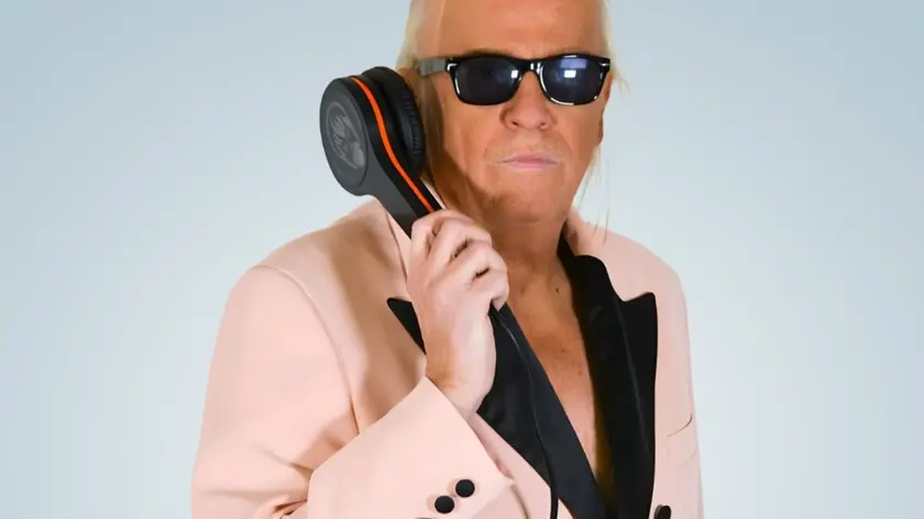 Luciano Gaggia, 65 anni, dj professionista dal 1986, che dopo aver lavorato nei locali di mezzo mondo ha deciso di dedicare parte del suo tempo agli ospiti delle case di riposo