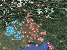 A sinistra uno dei distributori Eni sulla rete regionale con i prezzi aggiornati, a destra la mappa di tutti i distributori. Foto Lasorte