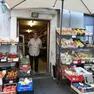 Gloria (Slavica) Bozac sulla soglia della sua bottega a Muggia