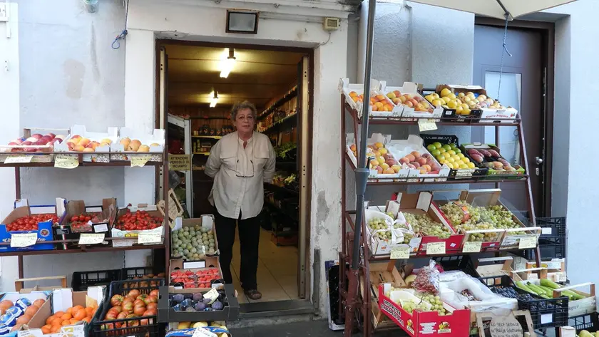 Gloria (Slavica) Bozac sulla soglia della sua bottega a Muggia