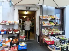 Gloria (Slavica) Bozac sulla soglia della sua bottega a Muggia