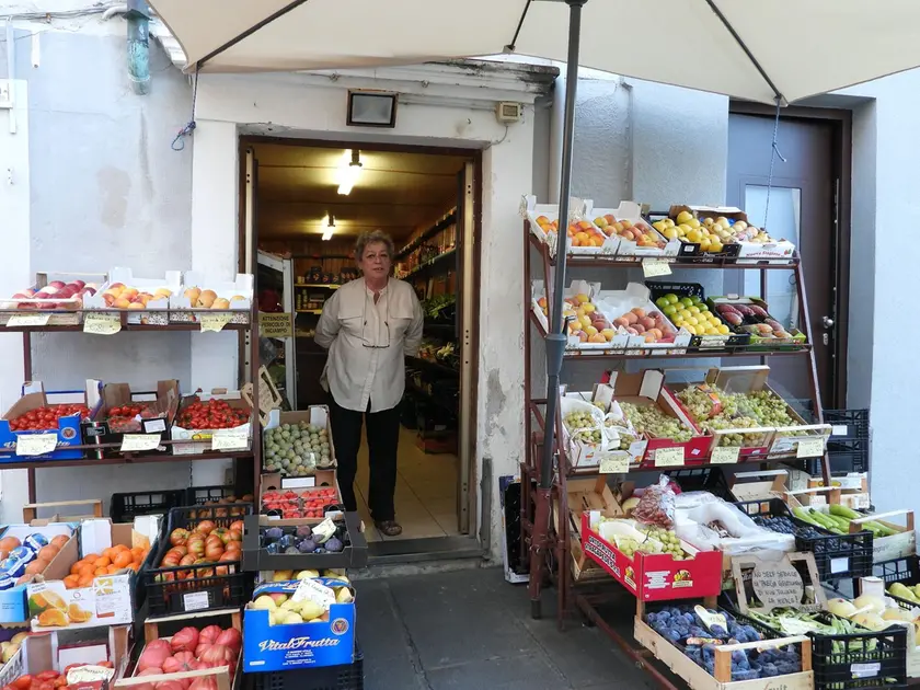 Gloria (Slavica) Bozac sulla soglia della sua bottega a Muggia
