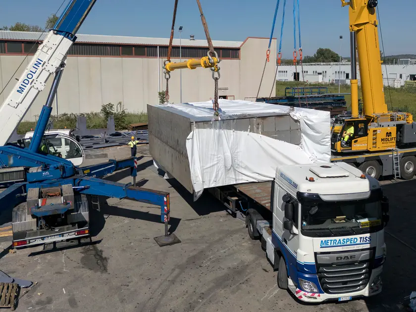 Le operazioni di carico sul camion della cassa, nello stabilimento della Mcn Foto Bonaventura