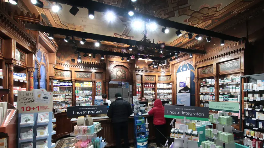 La farmacia Biasoletto, in Ponterosso, dove si era consumato il tentativo di furto Foto Lasorte