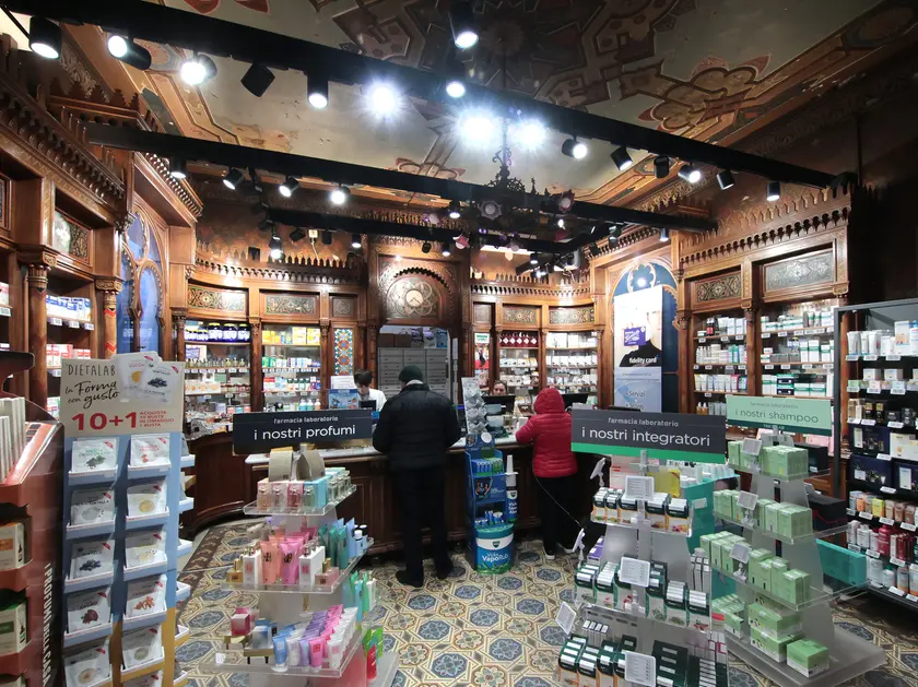La farmacia Biasoletto, in Ponterosso, dove si era consumato il tentativo di furto Foto Lasorte