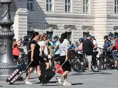 Turisti a Trieste in una foto di archivio