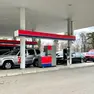 Un distributore di benzina oltre confine (Foto Silvano)