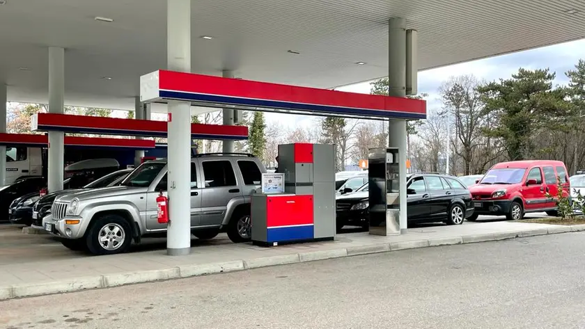Un distributore di benzina oltre confine (Foto Silvano)