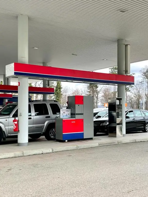 Un distributore di benzina oltre confine (Foto Silvano)