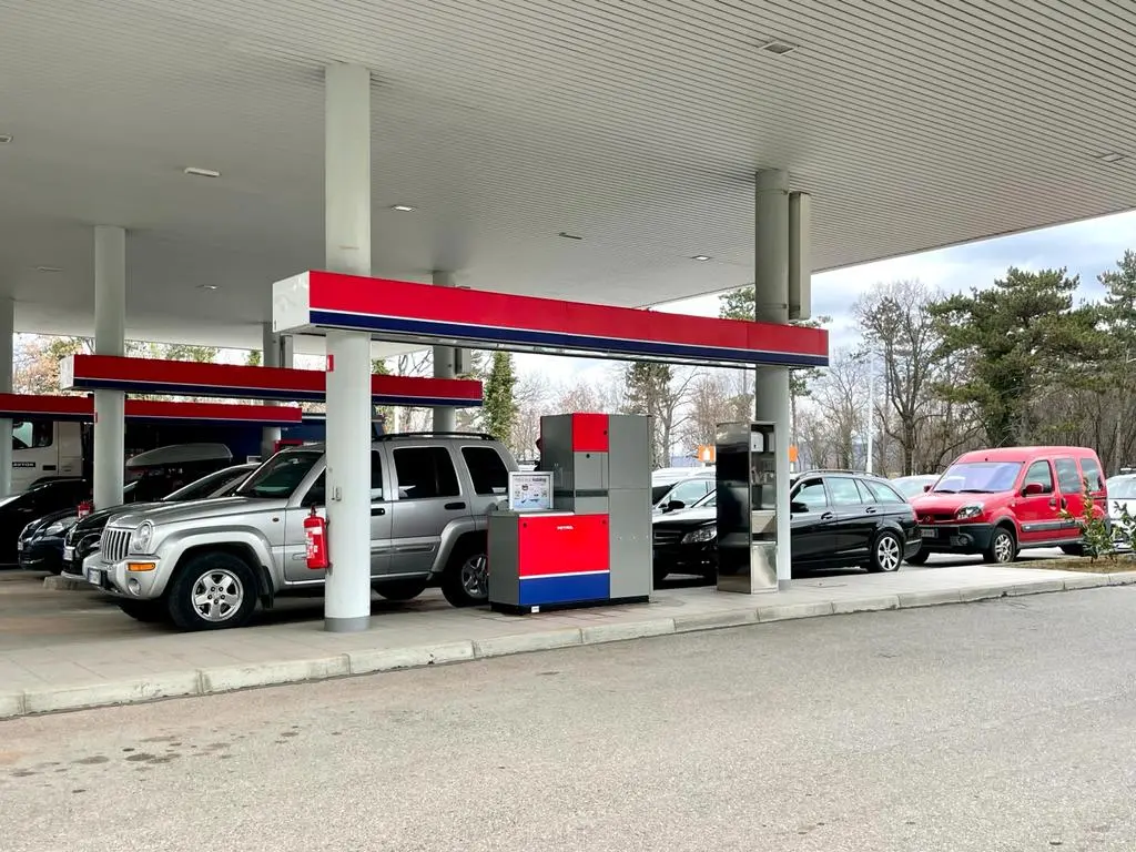 Un distributore di benzina oltre confine (Foto Silvano)