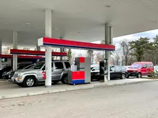 Un distributore di benzina oltre confine (Foto Silvano)