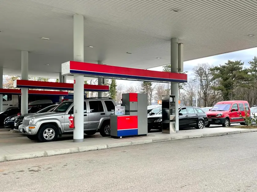Un distributore di benzina oltre confine (Foto Silvano)