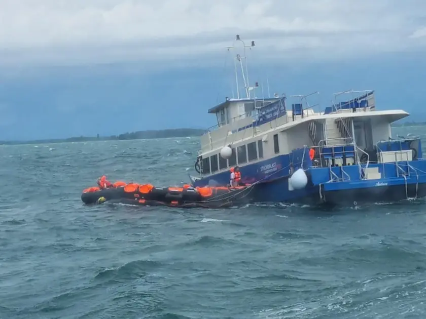 L’operazione di soccorso con l’Audace in balia delle onde
