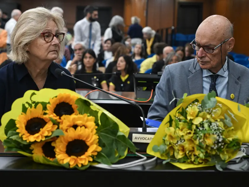 Paola Deffendi e Claudio Regeni in aula prima della sentenza per la morte del figlio Giulio Regeni
