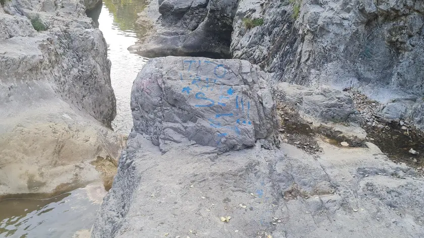 Una delle pietre della Val Rosandar imbrattate dai vandali