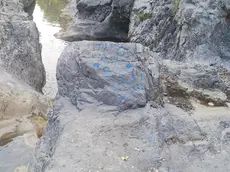 Una delle pietre della Val Rosandar imbrattate dai vandali