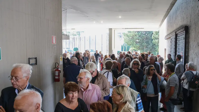 In centinaia hanno voluto salutare Ugo Pierri a Sant’Anna (Foto Andrea Lasorte)