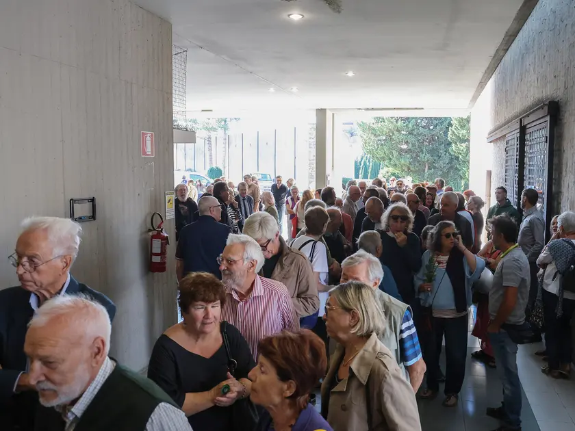 In centinaia hanno voluto salutare Ugo Pierri a Sant’Anna (Foto Andrea Lasorte)