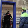 Carabinieri e Polizia locale nel negozio della rapina Foto Lasorte