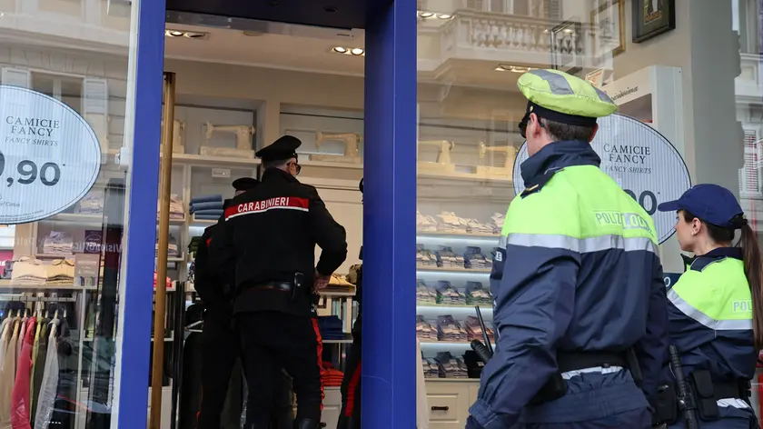 Carabinieri e Polizia locale nel negozio della rapina Foto Lasorte
