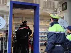 Carabinieri e Polizia locale nel negozio della rapina Foto Lasorte