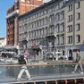 Palazzo Gopcevich con l’ingresso messo in sicurezza con le transenne (foto Massimo Silvano)