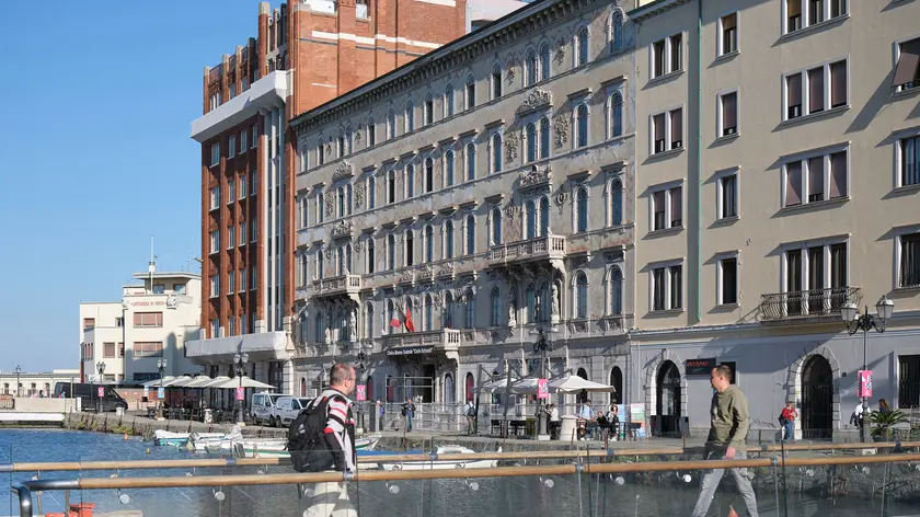 Palazzo Gopcevich con l’ingresso messo in sicurezza con le transenne (foto Massimo Silvano)