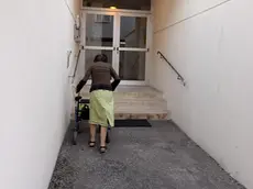 L’ingresso del condominio nel quale è stato occupato l’appartamento (foto Pòrcile)