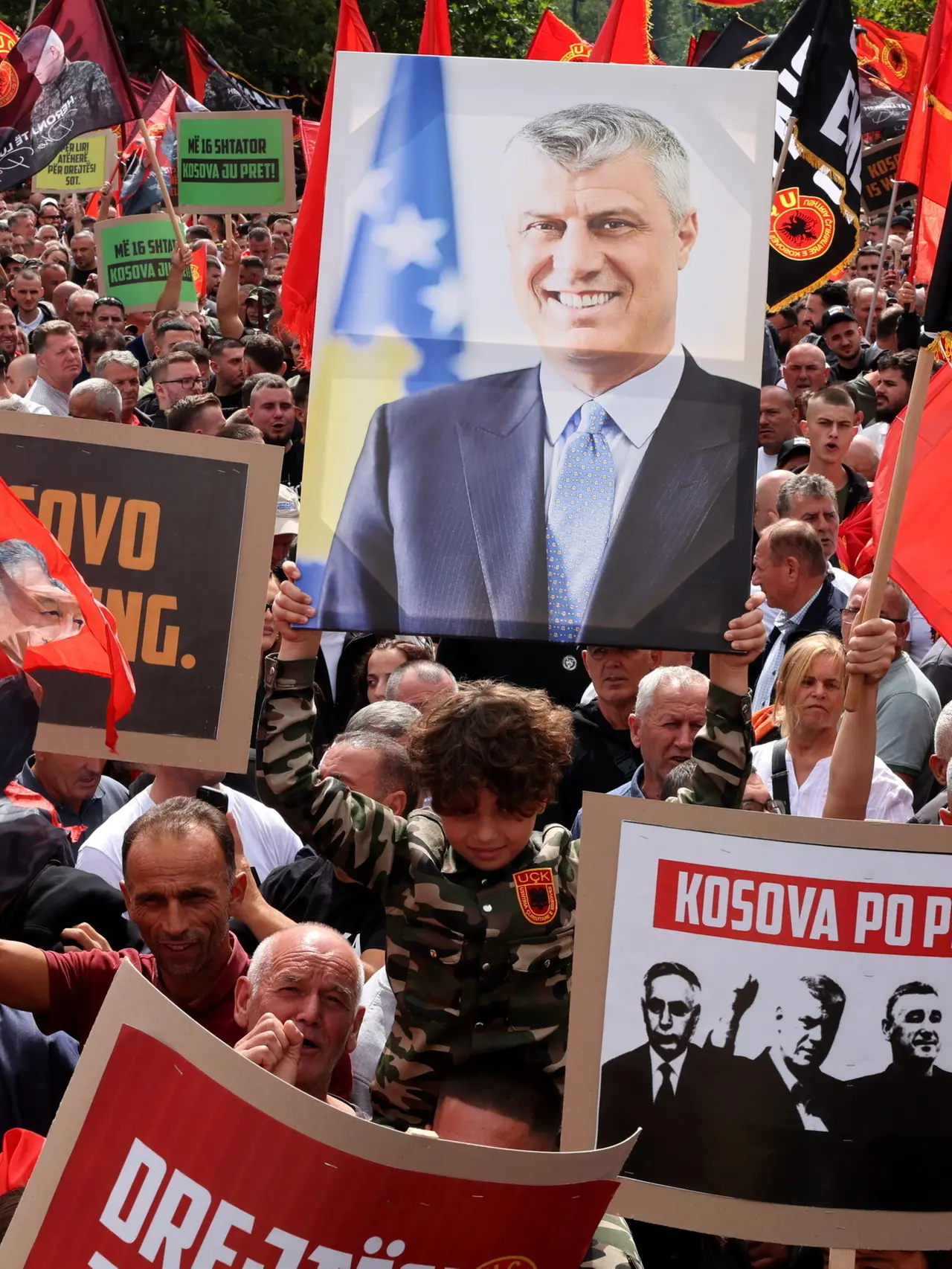 Una manifestazione dei sostenitori dell’ex presidente Thaçi in piazza (archivio)