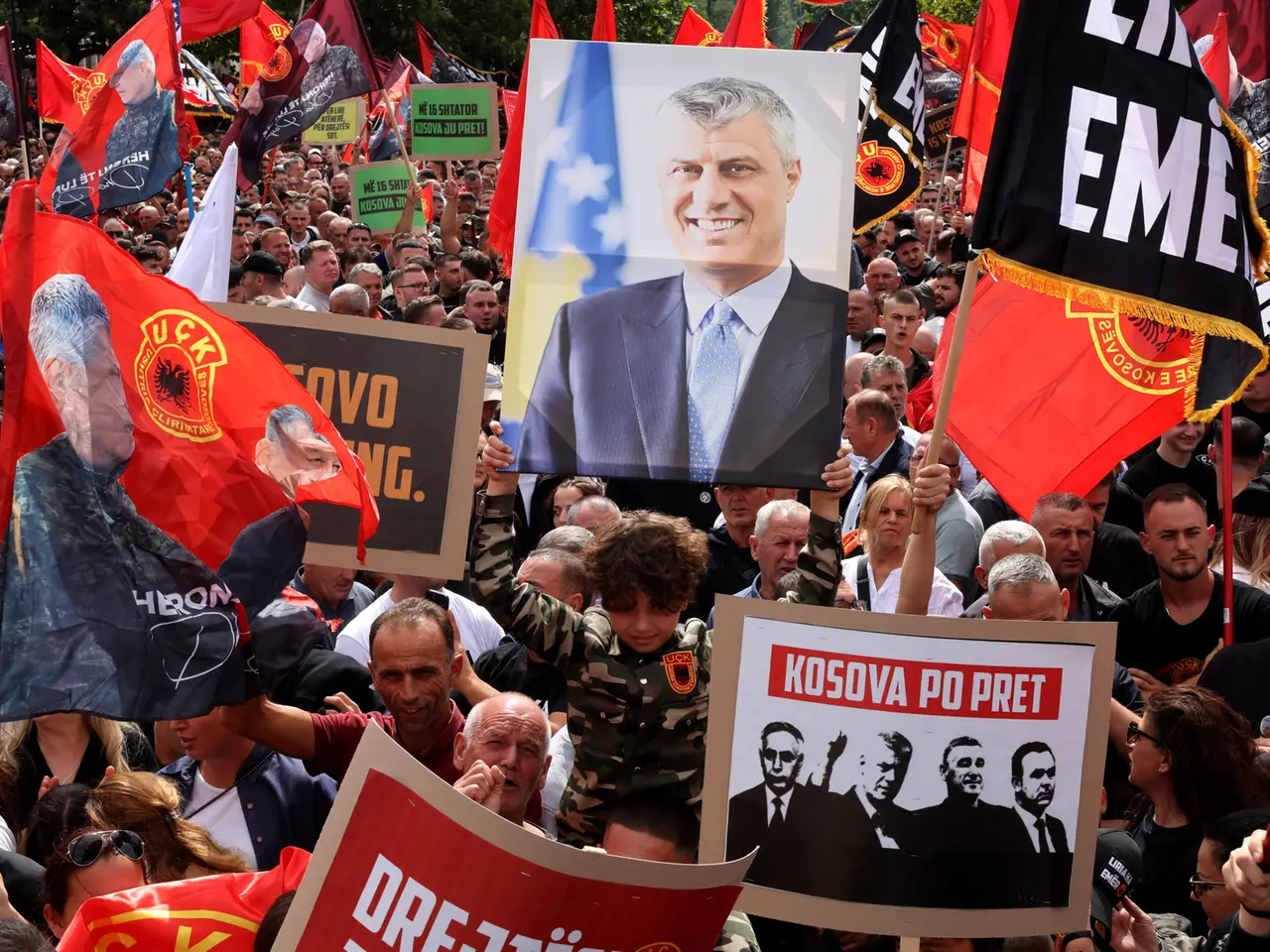 Una manifestazione dei sostenitori dell’ex presidente Thaçi in piazza (archivio)