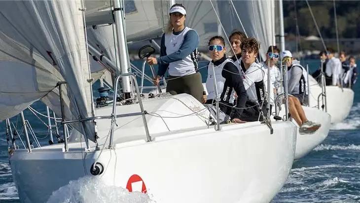 Un equipaggio misto in regata in uno degli anni passati
