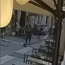 Il tentato scippo ripreso dalle telecamere