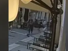 Il tentato scippo ripreso dalle telecamere