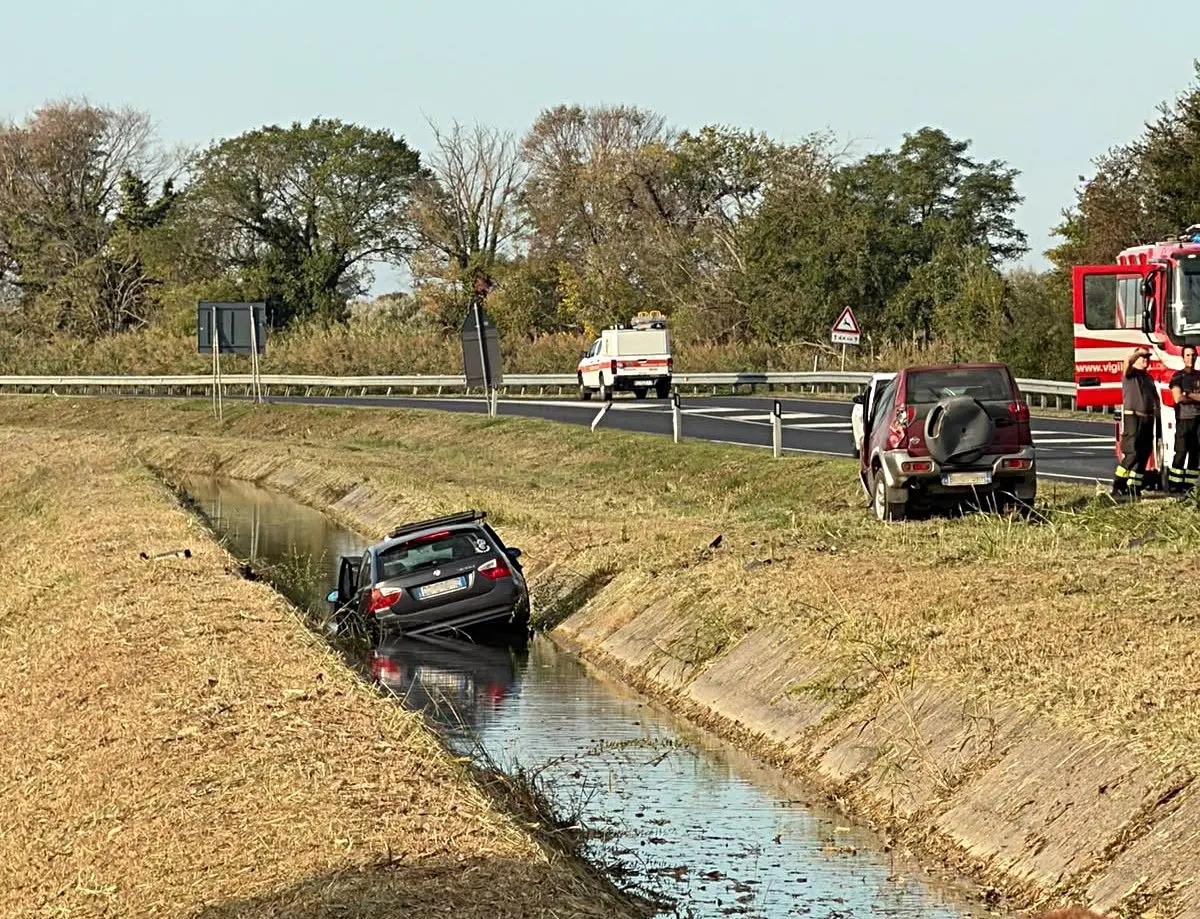 L'auto finita nel canale