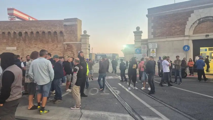 Gli operai fuori dallo stabilimento di Ancona dopo l'infortunio mortale