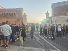 Gli operai fuori dallo stabilimento di Ancona dopo l'infortunio mortale