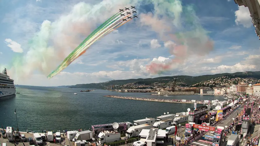 Le frecce Tricolori al Giro d'Italia a Trieste.