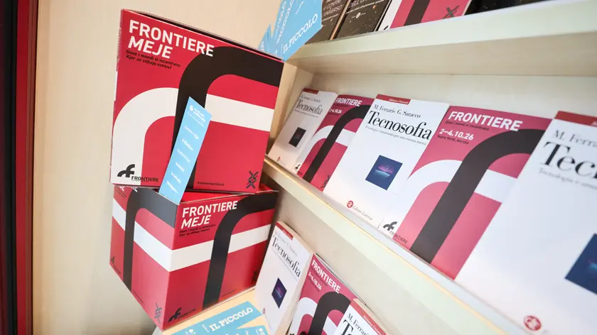 Vetrine librerie allestite per Frontiere. Foto Tibaldi