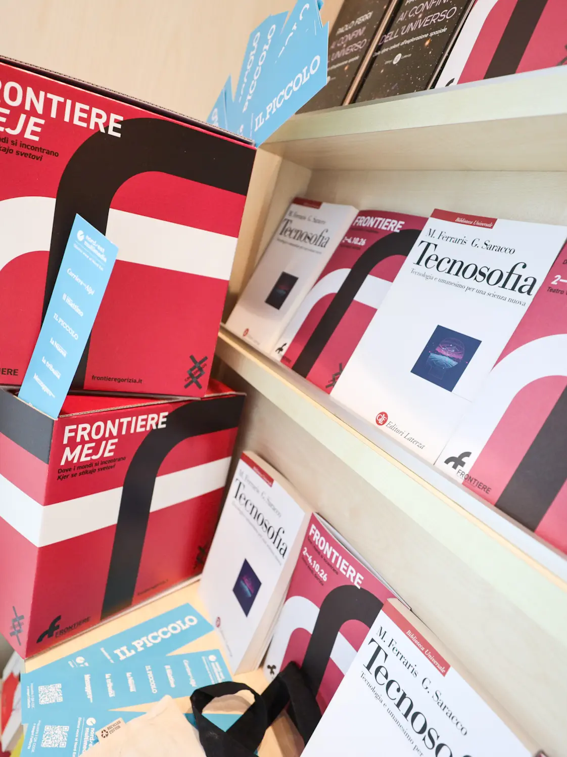 Vetrine librerie allestite per Frontiere. Foto Tibaldi