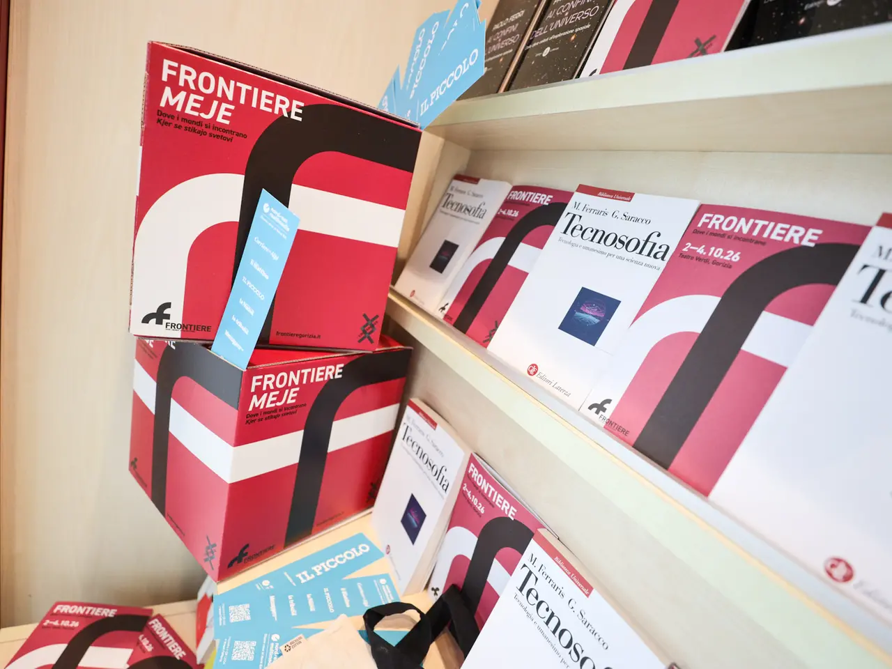 Vetrine librerie allestite per Frontiere. Foto Tibaldi
