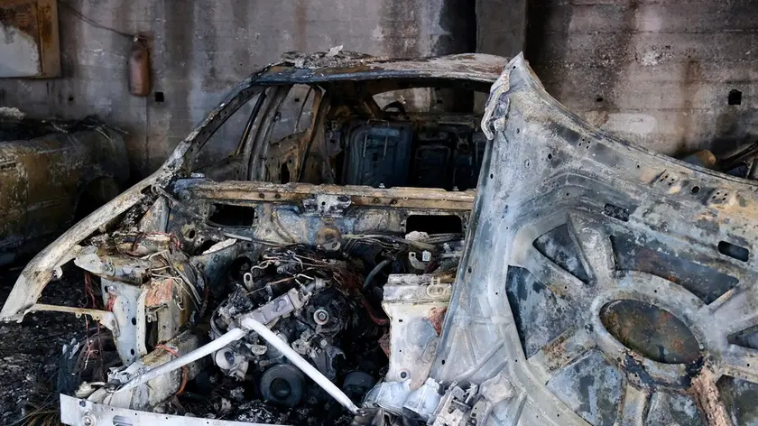 Una delle auto bruciate