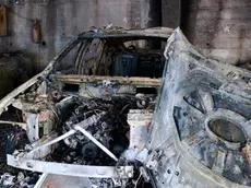 Una delle auto bruciate